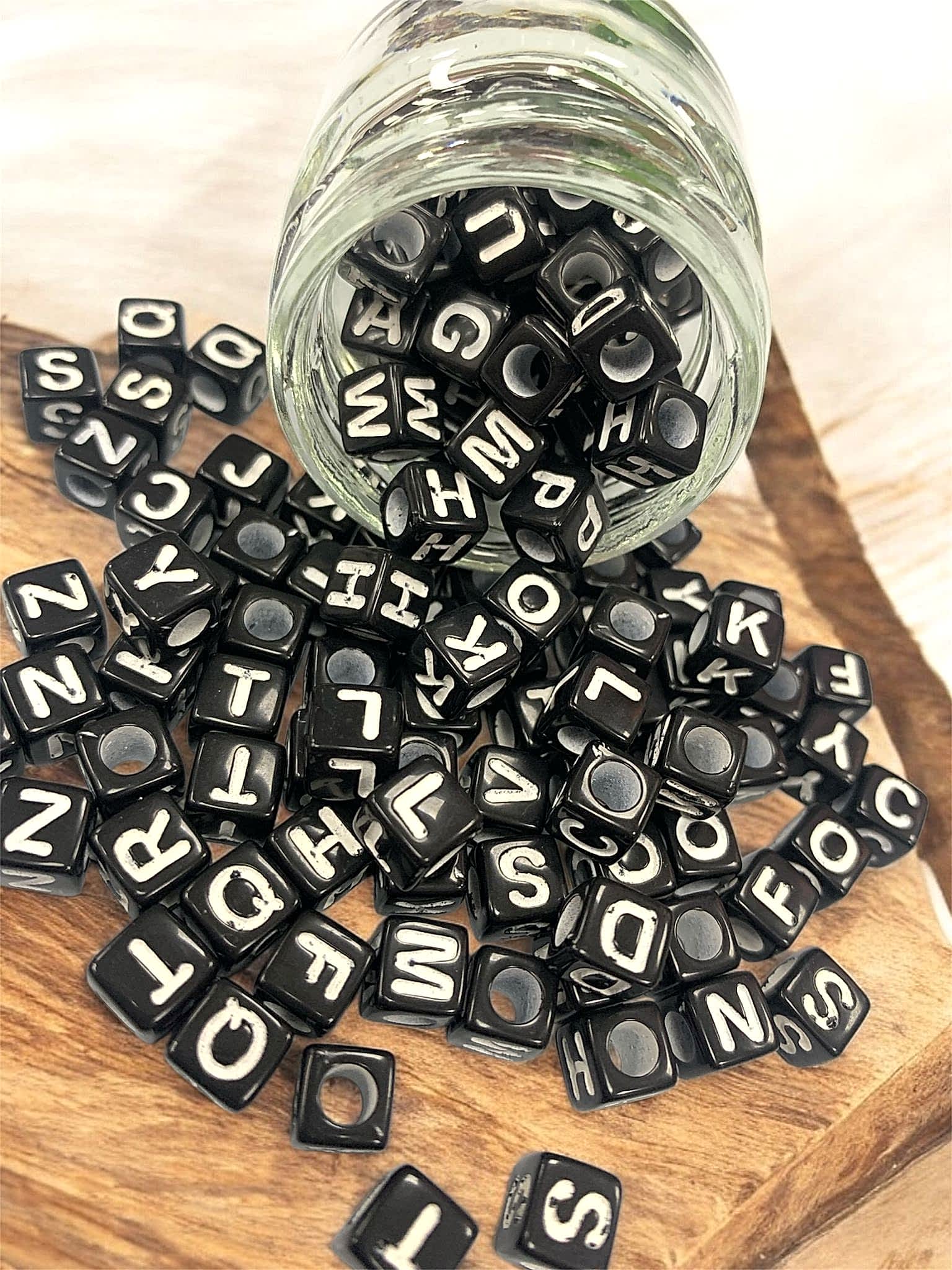 SİYAH KARE DELİKLİ HARF